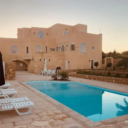 With Large Pool And Garden In Gozo فيلة