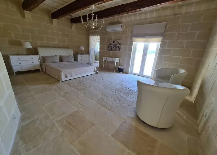 With Large Pool And Garden In Gozo فيلة *