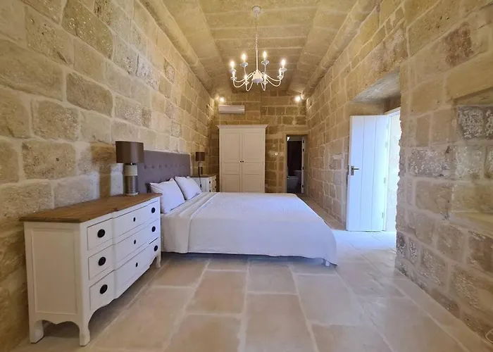 With Large Pool And Garden In Gozo فيلة *