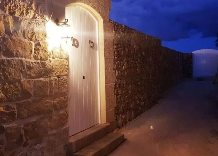 With Large Pool And Garden In Gozo فيلة *