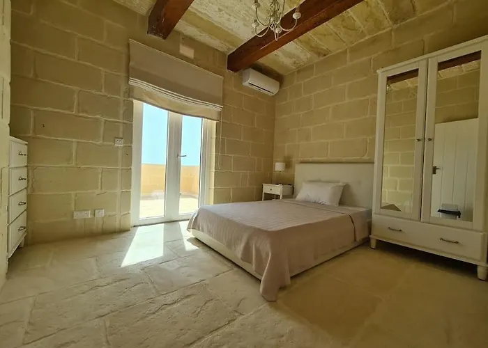 With Large Pool And Garden In Gozo Għarb
