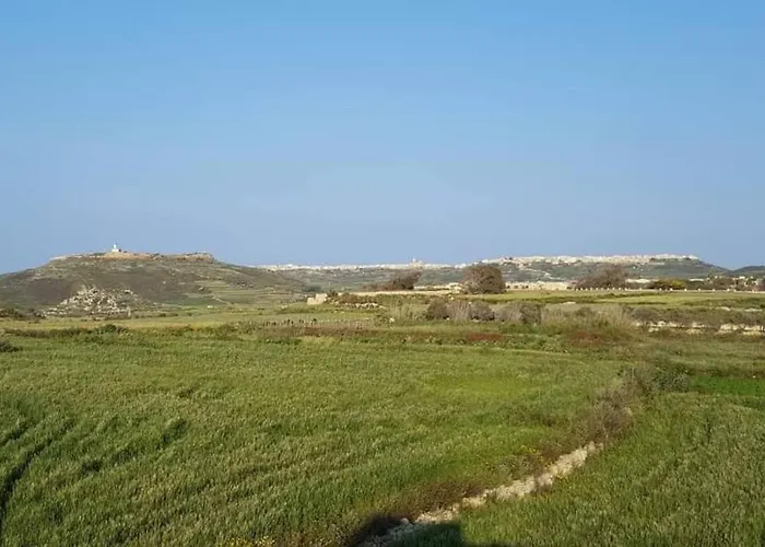 With Large Pool And Garden In Gozo فيلة