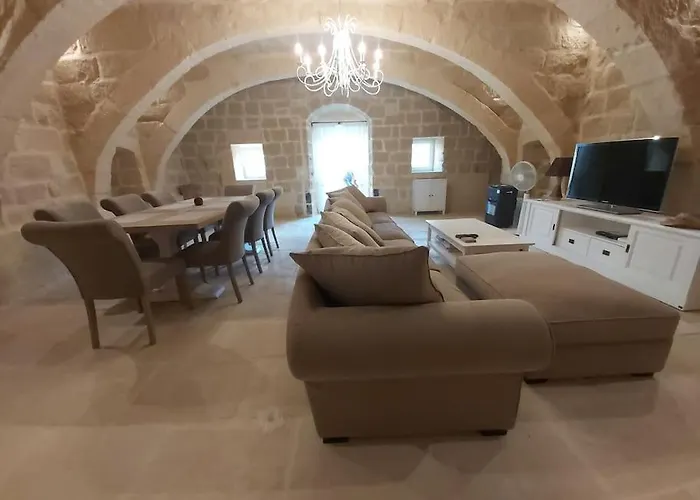 With Large Pool And Garden In Gozo Għarb