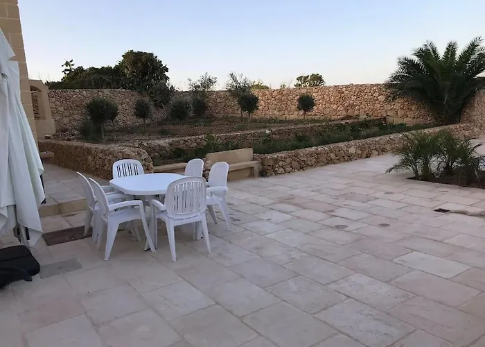With Large Pool And Garden In Gozo فيلة Għarb