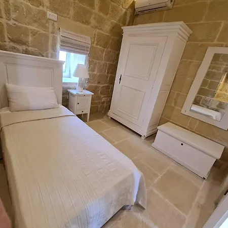 With Large Pool And Garden In Gozo Għarb