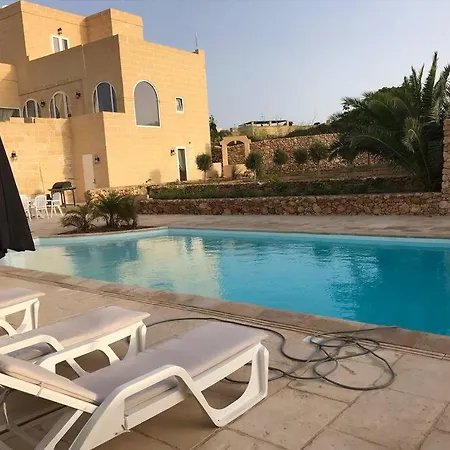 With Large Pool And Garden In Gozo فيلة