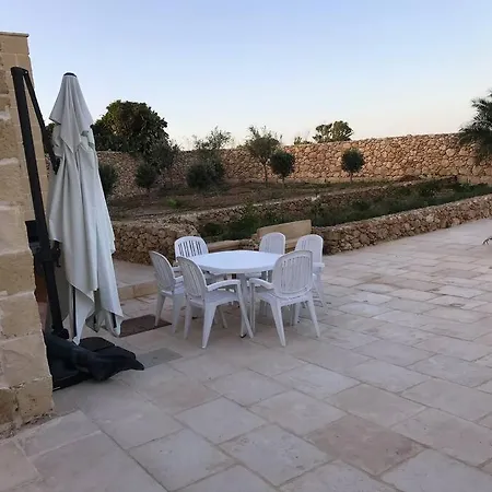 With Large Pool And Garden In Gozo فيلة