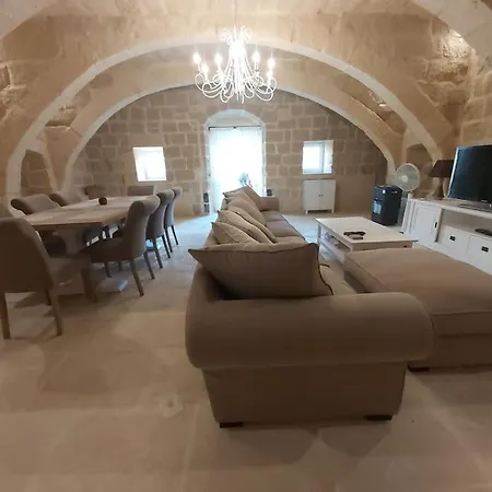With Large Pool And Garden In Gozo Għarb