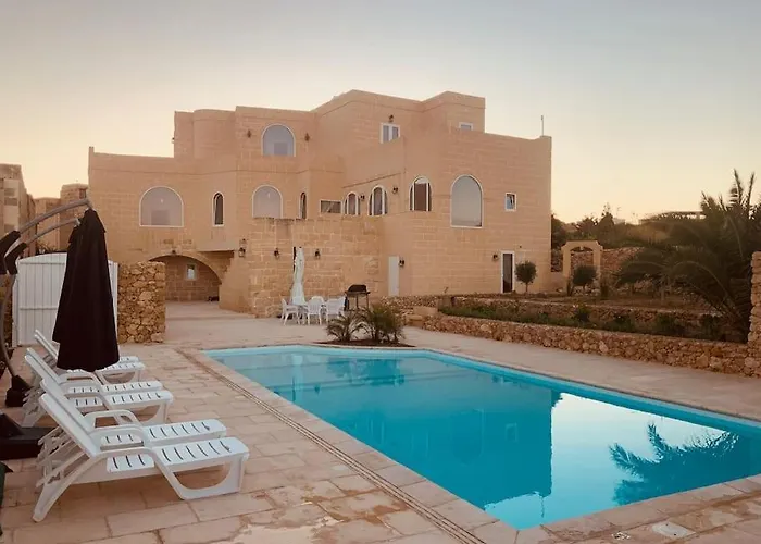 With Large Pool And Garden In Gozo Vilă