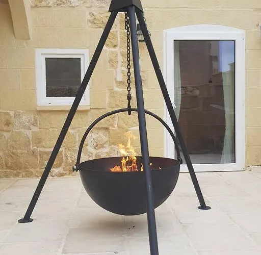 With Large Pool And Garden In Gozo Għarb